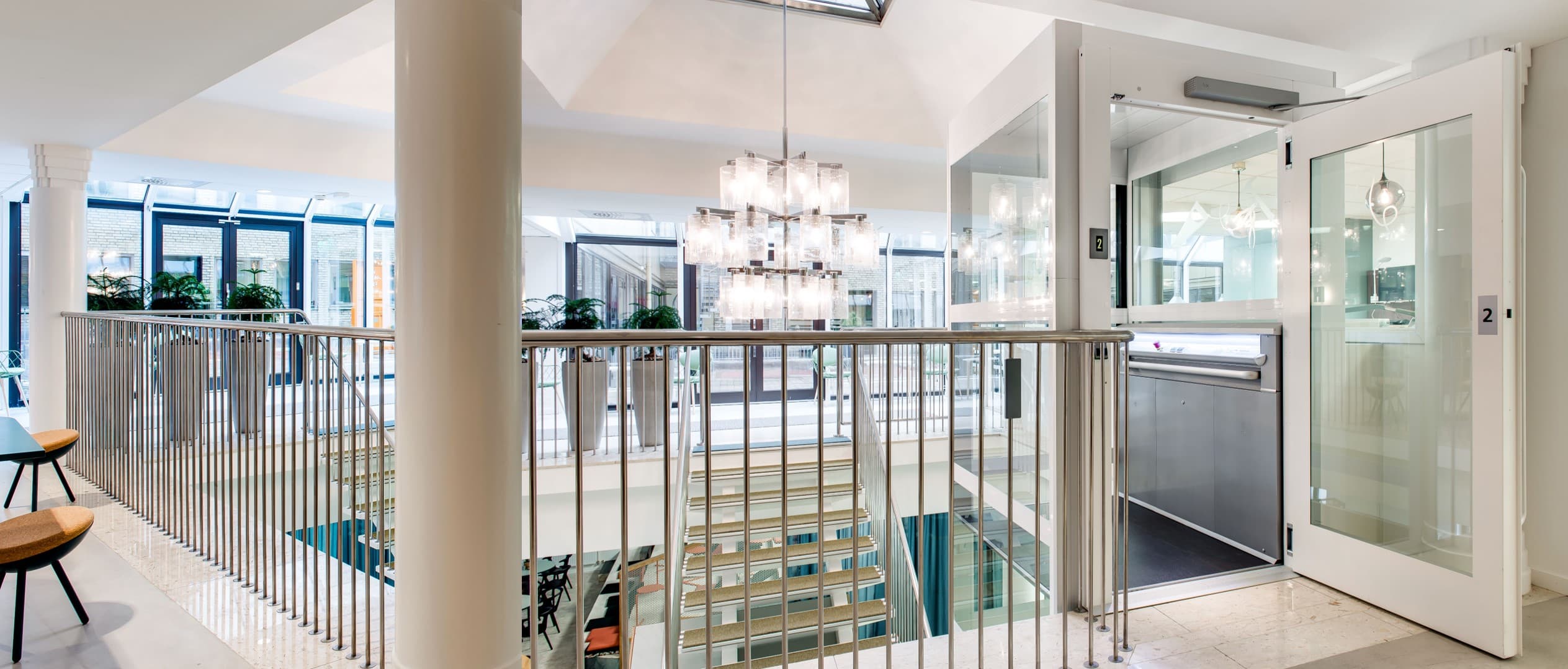 Vertical platform lift