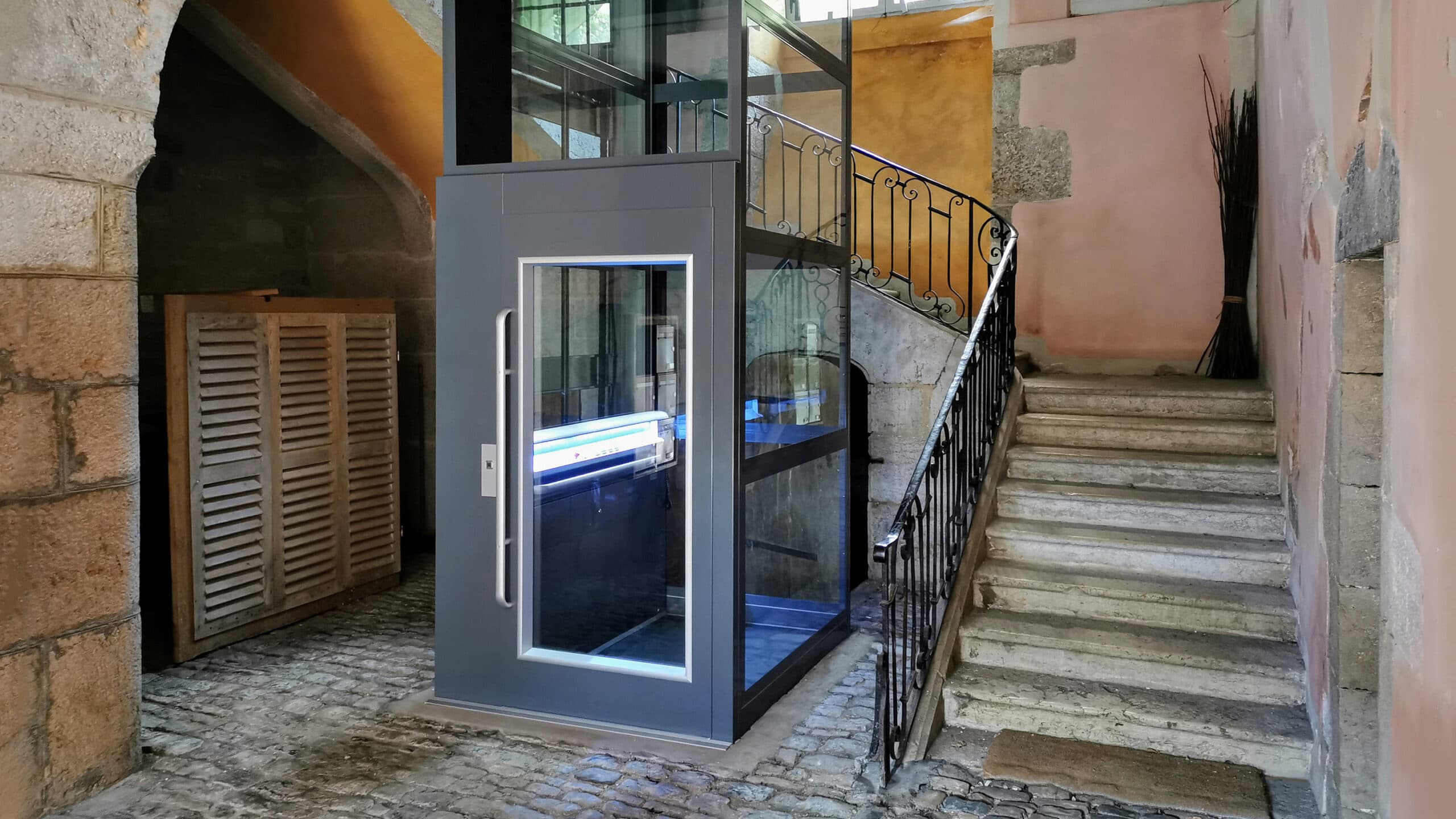 lift-in-old-staircase-apartment-building-2920×1643